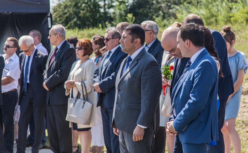 Mieszkańcy podczas uroczystości otwarcia ronda im. Gen. Meriana C. Coopera